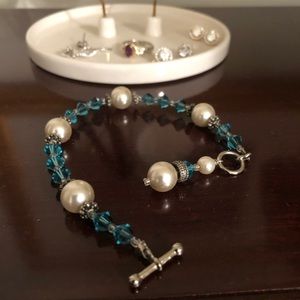 Light Blue, Crystal and Pearl Bracelet. 💙💝